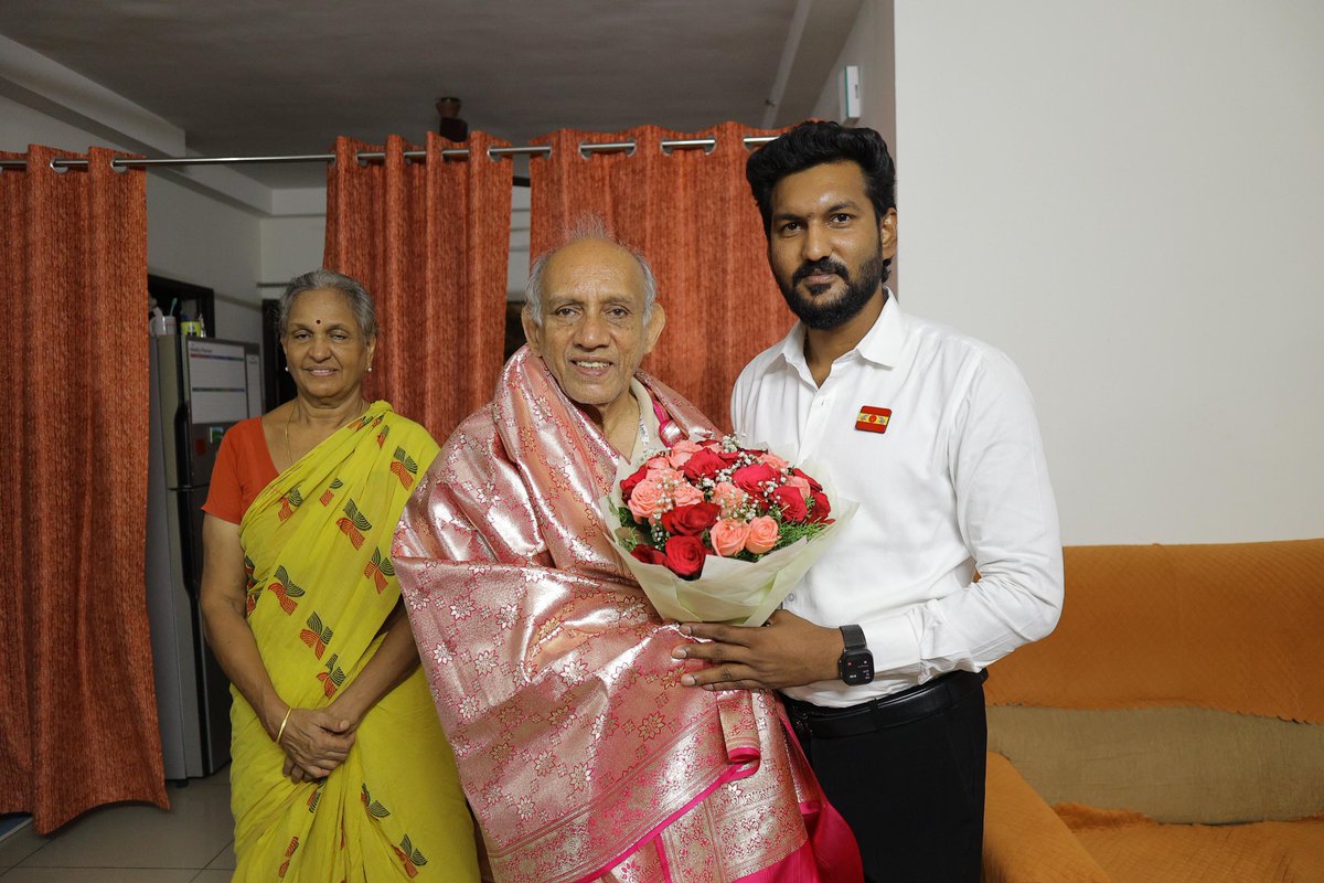 sarath0828's tweet photo. இன்றைய தினம்!

மாண்புமிகு தமிழக முதல்வர் C.ஜோசப் விஜய் அண்ணன் அவர்களின் உத்தரவின்படி மாண்புமிகு ஊரக வளர்ச்சித் துறை மற்றும்  நீர்வளத்துறை அமைச்சர் திரு
 N.ஆனந்த் அவர்களின் வழிகாட்டுதலின்படி 
 தாம்பரம் வேளச்சேரி சாலைக்கு மறைந்த மேஜர் முகுந்த் வரதராஜன் அவர்களின் பெயர் மாற்றம் செய்ய வேண்டுமென மாநகராட்சி கூட்டத்தில் தீர்மானம் நிறைவேற்றப்பட்ட நிலையில் மேஜர் முகுந்த் வரதராஜனின் தந்தை திரு.வரதராஜன் தாயார் திருமதி.கீதா மற்றும் சகோதரி ஆகியோரை மரியாதை நிமித்தமாக சந்தித்தேன்!!

இவண்:
என்றும் மக்கள் பணியில்!!
தாம்பரம் D.சரத்குமார் BBA MLA மனிதவள மேம்பாட்டு துறை மற்றும் முன்னாள் படைவீரர் நலத்துறை அமைச்சர்!