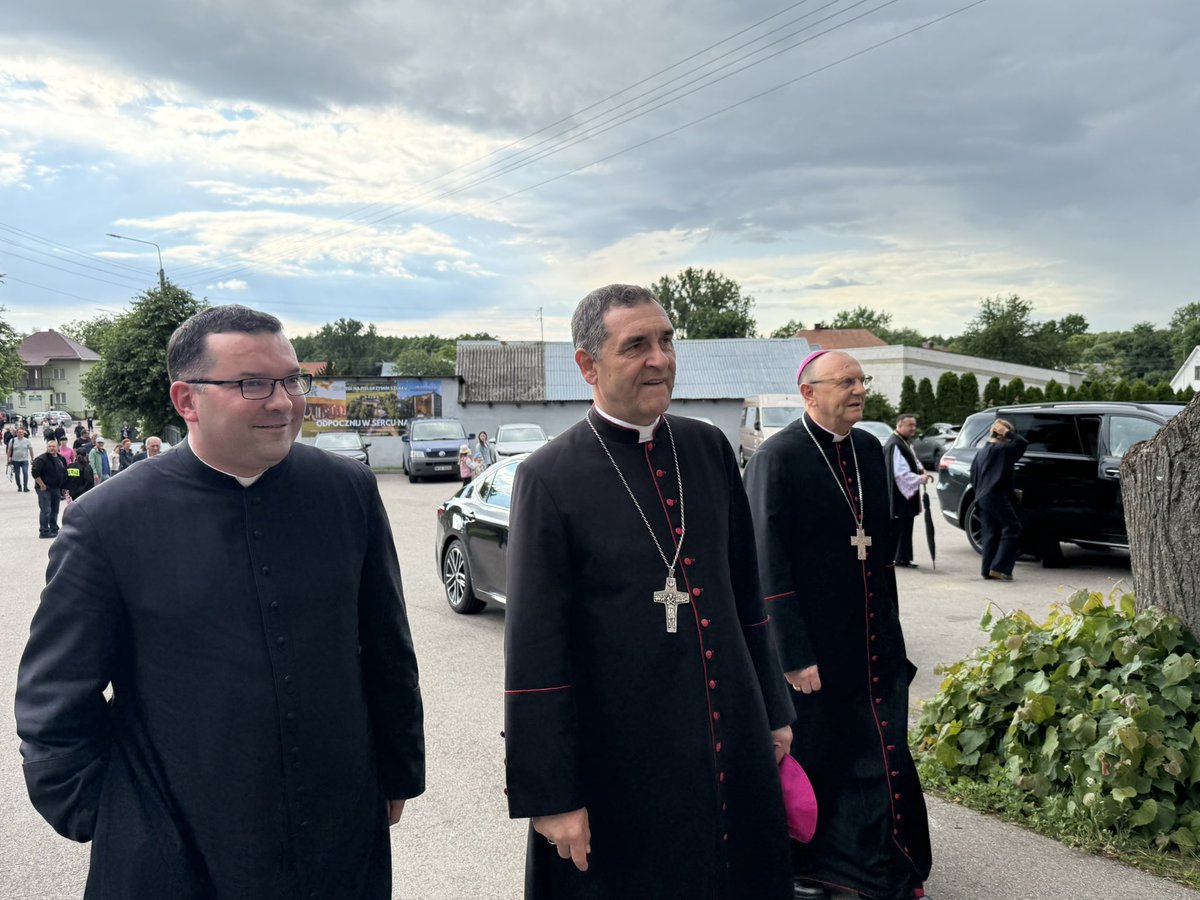 MariuszWedziuk's tweet photo. Zespół Radia Warszawa relacjonuje dziś ustanowienie Sanktuarium Najświętszego Serca Pana Jezusa Dobrego Pasterza w Milejczycach. O godz. 18.00 zapraszamy na transmisję uroczystej Mszy św.

Fot. ks. Mariusz Wedziuk https://t.co/Byq0fwe8mM