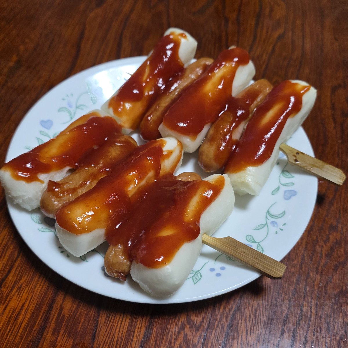 EleDeca's tweet photo. 見よう見まねでソトクソトク
ソーセージと餅が交互に刺さってるかららしい https://t.co/bmA8c0ceTu