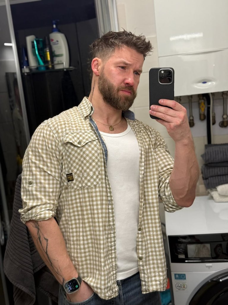 Martinsmarvelst's tweet photo. Been a minute since I last posted⦠life had me moving in silence.
But growth doesnβt always look loud. Sometimes itβs late nights, tough lessons, and showing up even when itβs heavy.
Still standing. Still focused. Still becoming.
#BackAtIt #Growth #RealLife
@kezabelle_ https://t.co/AWjoHv9m4R