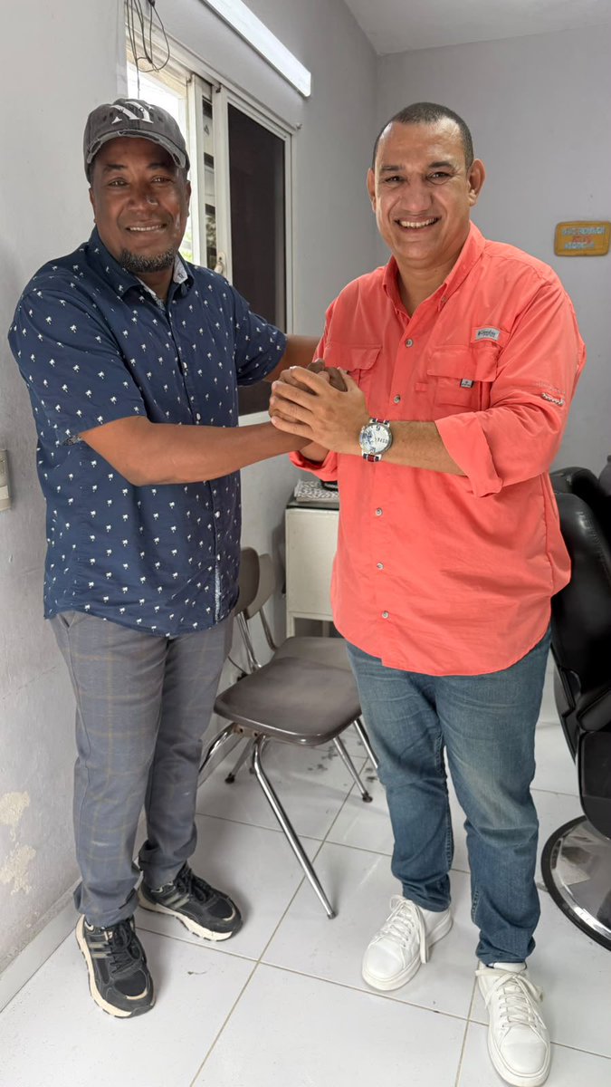 JuancitoPerezRD's tweet photo. 📍 HIGÜEY

Julián Olea Guerrero, presidente de Comité Intermedio en el municipio de Higüey y miembro del Comité Municipal del Partido de la Liberación Dominicana (PLD), anunció su respaldo al compañero Gonzalo Castillo para que sea el candidato presidencial de nuestra organización y el próximo presidente de la República Dominicana 🇩🇴.

El destacado dirigente político fue juramentado en el equipo de campaña de Gonzalo Castillo en Higüey por el compañero Juancito Pérez, miembro del Comité Central del PLD en la provincia La Altagracia.

Seguimos fortaleciendo la unidad y ampliando el respaldo a la candidatura de quien representa la mejor opción para conducir los destinos de nuestro partido y de la nación.

#GonzaloPRESIDENTE
#JuancitoPérez
#Higüey
#PLD