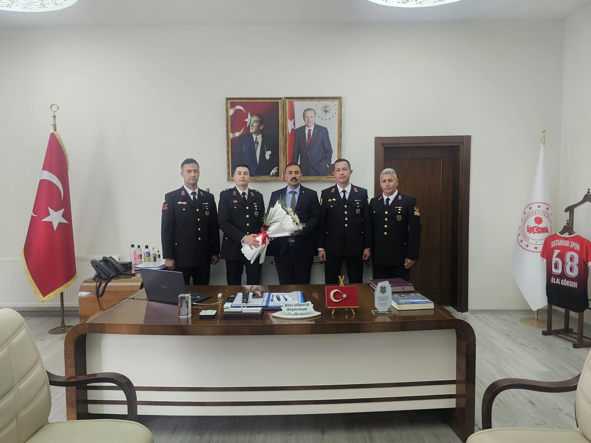 TC_sultanhani's tweet photo. Kaymakamımız Sn.Bilal GÖKSUN, Jandarma Teşkilatının kuruluş yıl dönümü münasebetiyle İlçe Jandarma Komutanımız Sn.Onur GÜRSU ve beraberindeki heyeti makamında kabul etti. https://t.co/uIk2xZaKRF