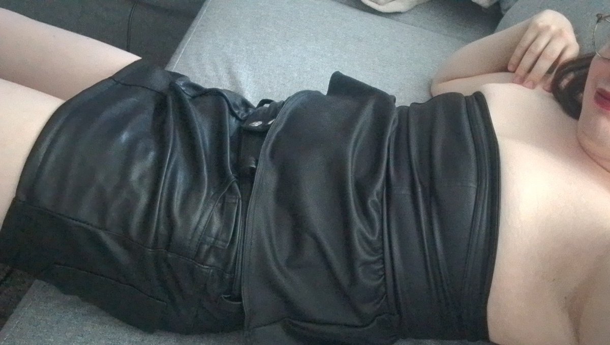 Anya2KAnon's tweet photo. Anyone available to send or talk to me about naughty things? #wankchat #nolimits #tgirl #leather #irls #gooner #goonette https://t.co/0kzxgA15Wd