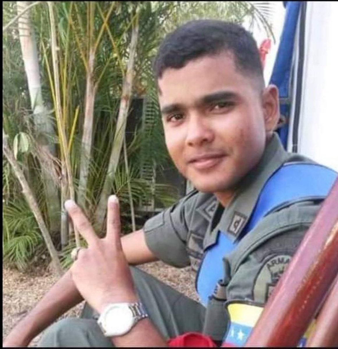 freddyzur's tweet photo. #INJUSTICIA Angel Barrios Fuenmayor cumple 6 años y 8 meses detenido sin prueba alguna  por la denominada Operación "Jaque Mate'.
Junto a él fueron detenidos los oficiales:
TN Jefferson Diaz 
TN Héctor Coronel 
TF Angel Barrios F
TF Nelson  Zabaleta.
AF Hembert Cambero
Y el SgtoM José Valladares.

Este grupo, salvo Barrios Fuemmayor se declaró culpable, luego que al TN Jefferson Diaz les mostraron un video en el que la DGCIM tenia a sus padres ya mayores atados y siendo apuntados. 
Ha enfrentado 3 juicios hasta que recién lo condenaron a 28 años por los inexistentes delitos de complicidad en traición a la patria, tentativa en la Sustracción de material Perteneciente a la FANB  entre otros.@MundarayZair 
#LibertadParaLosPresosPolíticos
#LibertadParaJuanCarlosCaguaripano