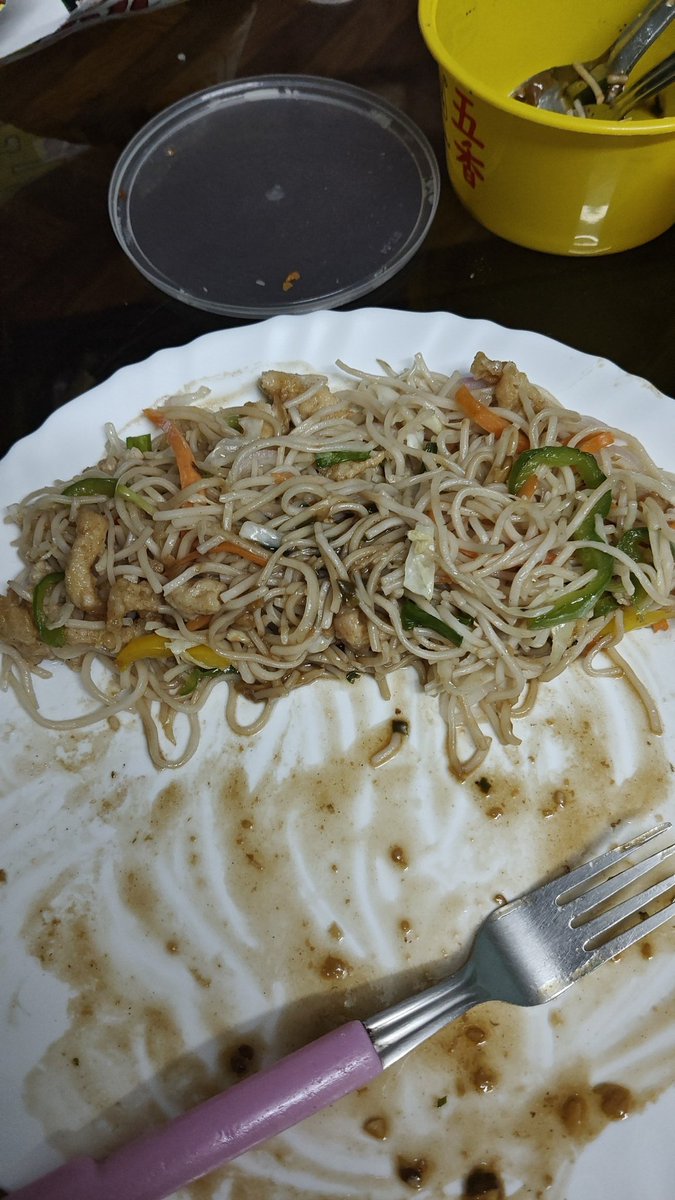 dontbe_harsh's tweet photo. @zomato @zomatocare this is unacceptable. I ordered chicken hakka noodles from 5 Spice Powai and received a stale package that is stinking like it's 3 days old. I tried to reach out to the customer support on the app but all I could get was auto generated messages.  Very bad exp. https://t.co/21jfhxllp4