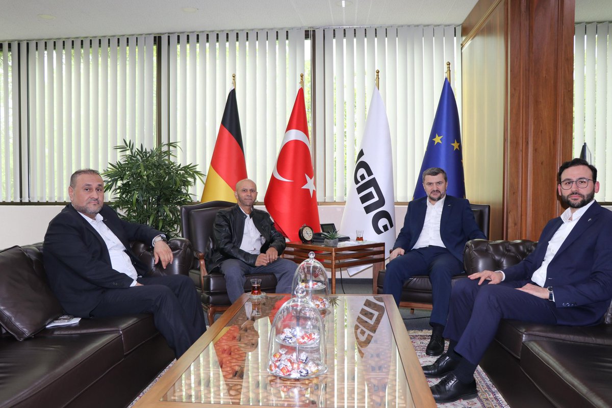kemalerguen's tweet photo. Baltık ülkelerinden gelen Estonya İslam Merkezi Başkanı Mohammed Imran ve beraberindeki heyetle verimli bir görüşme gerçekleştirdik. Estonya'da azınlık olarak yaşayan Müslüman topluluğun kurumsal olarak güçlenmesi, dinî kimliğin muhafazası ve kültürel entegrasyon süreçleri üzerine değerli istişarelerde bulunduk. Nazik ziyaretleri ve kıymetli paylaşımları için kendilerine teşekkür ederim.
