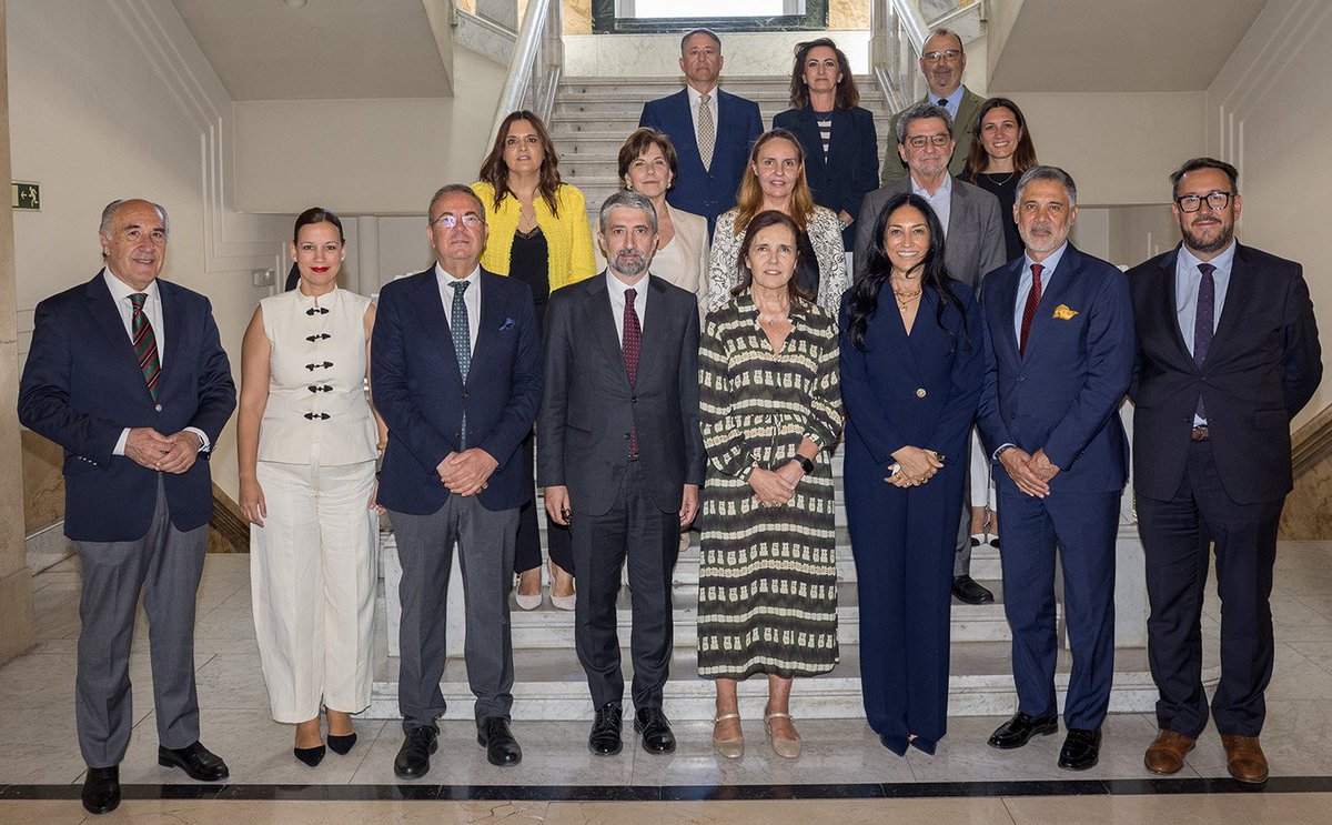 TUSIAD's tweet photo. TÜSİAD Yönetim Kurulu Başkanı Ozan Diren başkanlığındaki TÜSİAD heyeti, 10-12 Haziran tarihlerinde Madrid’de temaslarda bulundu.

Temaslarda, Türkiye–İspanya karşılıklı ticaret ve yatırım gündemine dair görüş alışverişinde bulunuldu. İki ülke arasındaki yeni iş birliği alanları ve sanayi, finans, teknoloji, enerji, altyapı ve bağlantısallık başlıklarında ortak çalışma fırsatları ele alındı.

Küresel jeopolitik ve jeoekonomik gelişmeler ışığında Türkiye–AB ilişkilerinin stratejik önemi Madrid temaslarının öne çıkan başlıkları arasında yer aldı. Gümrük Birliği’nin modernizasyonu başta olmak üzere Türkiye–AB ekonomik entegrasyon gündeminde somut ilerleme sağlanmasının, Türkiye ve AB için ortak değer yaratacağı vurgulandı.

ℹ️ https://t.co/lJ2h32a9sw