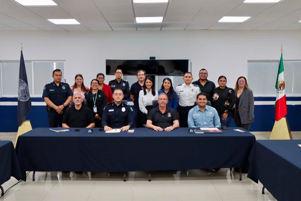 SSC_PDC's tweet photo. 🚨 Coordinación y estrategia por la paz de Playa del Carmen.

En representación del secretario Carlos Montesinos, el subsecretario Jorge Alexis Zuart encabezó mesas de trabajo con autoridades y sociedad civil para fortalecer la prevención y la seguridad.

#ServirYProteger https://t.co/8znyp0EVtf