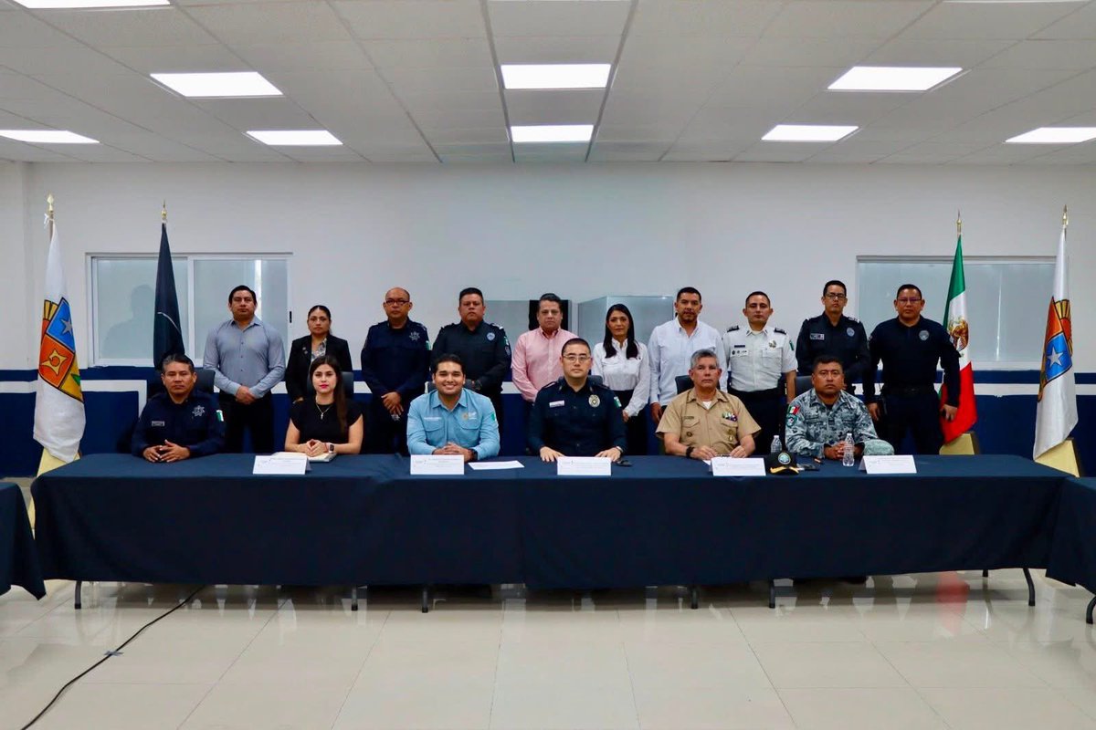 SSC_PDC's tweet photo. 🚨 Coordinación y estrategia por la paz de Playa del Carmen.

En representación del secretario Carlos Montesinos, el subsecretario Jorge Alexis Zuart encabezó mesas de trabajo con autoridades y sociedad civil para fortalecer la prevención y la seguridad.

#ServirYProteger https://t.co/8znyp0EVtf