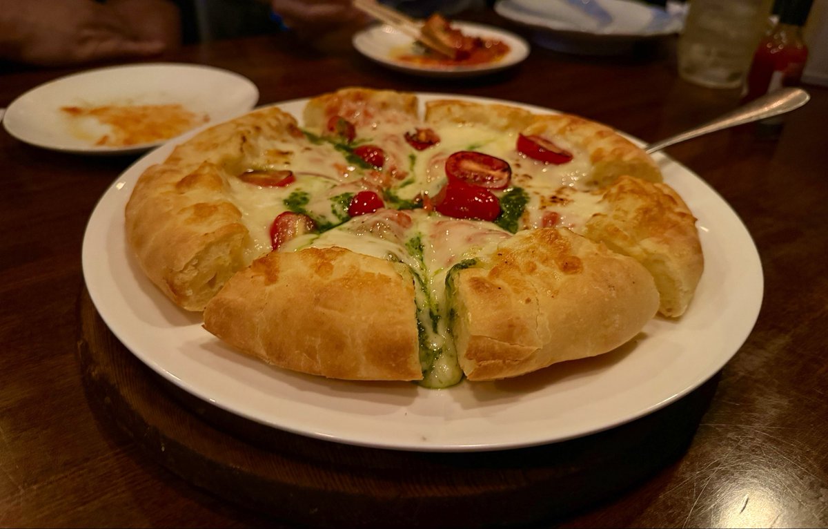 250Low's tweet photo. これは札幌で食べた少しガタイの良いピザ🍕 https://t.co/T7zQC02DPQ