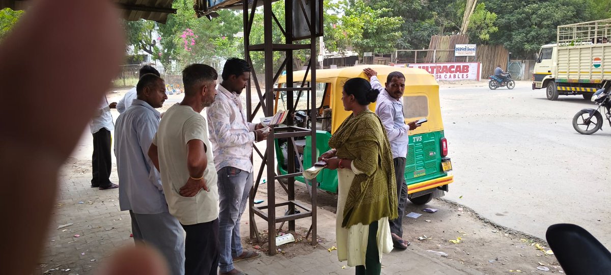 rtomehsana's tweet photo. રોડ સેફ્ટી અંતર્ગત આરટીઓ મહેસાણા ટીમ દ્વારા 11/06/2026 ના રોજ વિસનગર કોસા ક્રોસિંગ ખાતે ઇકો-રિક્ષા ડ્રાઇવરો અને રાહદારીઓને રોડ સેફ્ટી વિશે માહિતી આપી અને પેમ્પલેટ વિતરણ કરવામાં આવ્યા. https://t.co/0H2Na04qgP