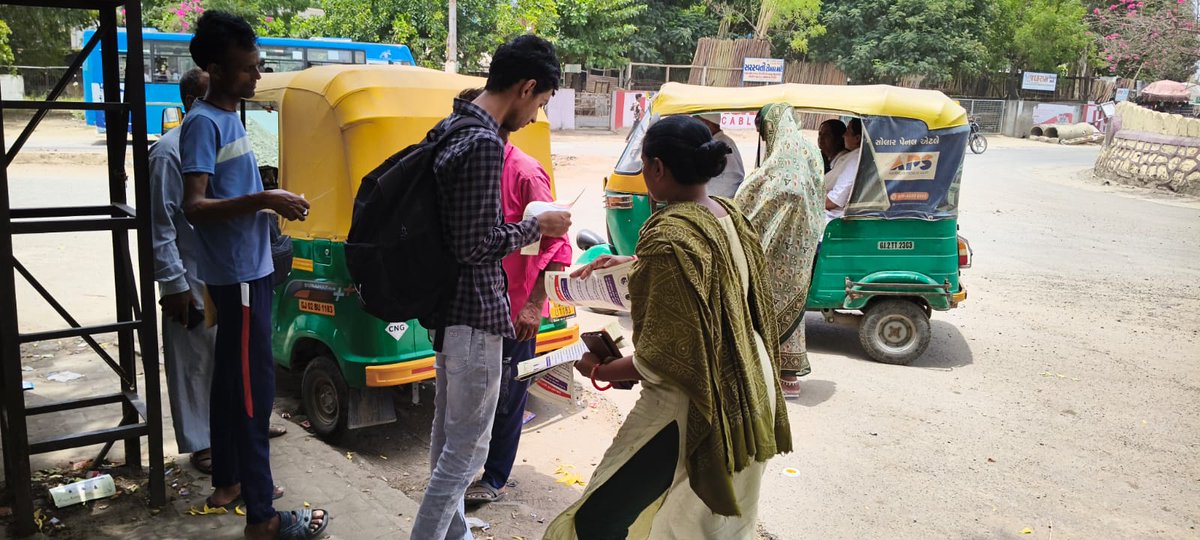 rtomehsana's tweet photo. રોડ સેફ્ટી અંતર્ગત આરટીઓ મહેસાણા ટીમ દ્વારા 11/06/2026 ના રોજ વિસનગર કોસા ક્રોસિંગ ખાતે ઇકો-રિક્ષા ડ્રાઇવરો અને રાહદારીઓને રોડ સેફ્ટી વિશે માહિતી આપી અને પેમ્પલેટ વિતરણ કરવામાં આવ્યા. https://t.co/0H2Na04qgP