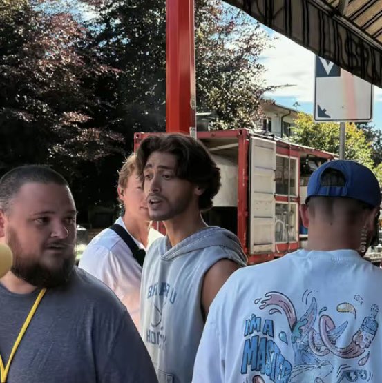 offcampusbra's tweet photo. 📸| Mais fotos de Antonio Cipriano atendendo fãs no set de filmagens da 2ª temporada de ‘Off Campus’. 

juliaapeles via TikTok. https://t.co/GH1PV5jWXA