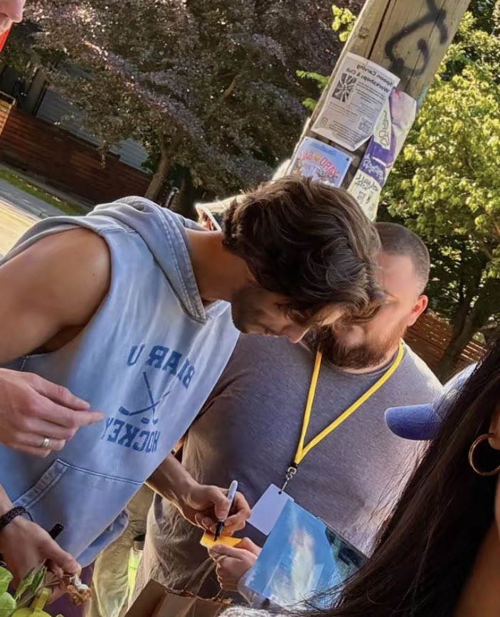 offcampusbra's tweet photo. 📸| Mais fotos de Antonio Cipriano atendendo fãs no set de filmagens da 2ª temporada de ‘Off Campus’. 

juliaapeles via TikTok. https://t.co/GH1PV5jWXA