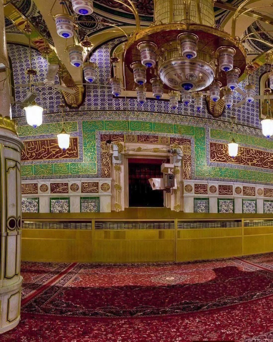 HS0fficial's tweet photo. مسجدِ نبویﷺ کی ای�� تاریخی کھڑکی

مسجدِ نبویﷺ میں ایک ایسی کھڑکی موجود ہے جو گزشتہ 1447 برس سے کھلی ہوئی ہے۔ اسے خوخة آل عمرؓ کہا جاتا ہے۔ یہ کھڑکی ام المؤمنین حضرت عائشہ صدیقہؓ کے حجرۂ مبارک کی سمت واقع ہے اور اس کے ساتھ ایک دلچسپ تاریخی روایت منقول ہے۔

روایت کے مطابق حضرت عمر بن الخطابؓ کے دورِ خلافت میں مسجدِ نبویﷺ کی توسیع کا ارادہ کیا گیا۔ اس توسیع کے لیے ام المؤمنین حضرت حفصہؓ بنت عمرؓ کے حجرے کو بھی شامل کرنا ضروری تھا لیکن حضرت حفصہؓ اپنے حجرے سے جدا ہونے پر آمادہ نہ تھیں کیونکہ ان کا حجرہ رسول اللہﷺ کے روضہ مبارک کے قریب واقع تھا اور وہ اس بابرکت مقام سے دور ہونا نہیں چاہتی تھیں۔ چنانچہ انہیں راضی کرنے کی تمام کوششیں کامیاب نہ ہو سکیں۔

اس موقع پر ان کے بھائی حضرت عبداللہ بن عمرؓ نے پیشکش کی کہ وہ اپنا گھر حضرت حفصہؓ کو دے دیتے ہیں، جو موجودہ کھڑکی کے مقام پر واقع تھا۔ حضرت حفصہؓ نے یہ شرط رکھی کہ نئے گھر میں ایک ایسی کھڑکی کھولی جائے جو حجرہ نبویﷺ کی طرف ہو اور اسے کبھی بند نہ کیا جائے۔

حضرت عبداللہ بن عمرؓ نے یہ شرط قبول کر لی یوں یہ کھڑکی قائم ہوئی اور وقت گزرنے کے ساتھ مختلف ادوار کے مسلمان حکمرانوں نے بھی اس تاریخی یادگار کو برقرار رکھا۔ اسی نسبت سے یہ کھڑکی خوخة آل عمرؓ کے نام سے مشہور ہوئی۔

یہ روایت اہلِ بیت اور صحابۂ کرامؓ کی محبتِ رسولﷺ، عقیدت اور روضہ مبارک سے قلبی وابستگی کی ایک خوبصورت جھلک پیش کرتی ہے، جو آج بھی زائرینِ مدینہ منورہ کے لیے دلچسپی اور محبت کا باعث ہے۔