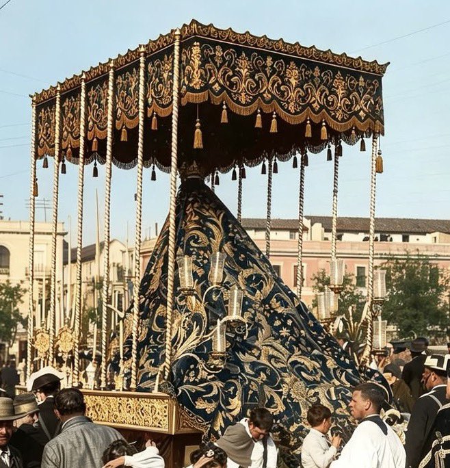aaronbaquerop's tweet photo. (un)popular opinion: la gente con la IA se está cargando los archivos fotográficos históricos de las hermandades.
¿Qué necesidad hay de coger una foto antigua y pasarla por la IA?
Intentar darle color y terminan haciendo chapuzas. https://t.co/eHI8idrogg