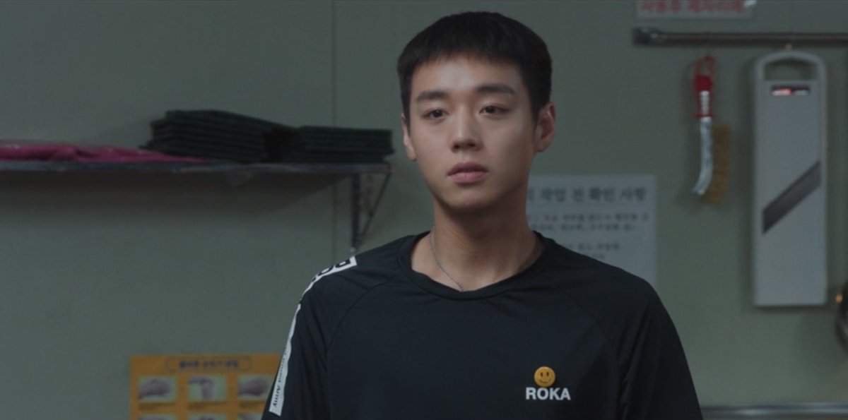 Hound_7's tweet photo. 韓国軍のドラマ『伝説のキッチンソルジャー』を見ている。
主人公は鬱とゲーム依存症の可能性がある新兵さんで、ご飯が美味しくない基地の炊事兵に任命される。
上記の経歴から周りからエース（悪い意味で）扱いされるも美味しい料理で徐々に評価を上げていく。

面白いのは主人公のチート能力。本人は料理経験が無いのだけど、ゲームのような空中に必要な情報が見えるようになりこのサポート能力で助けられていく。ただ情報は本人しか見えないのと、あくまでも料理サポート能力なので、未来が見えるとか超高速で移動できるとかは無い。結構間接的な能力を駆使していくのが面白いのと、軍隊内のエピソードがコミカルに描かれていて面白いなと。（ただチート能力で好みは分かれるかも？）