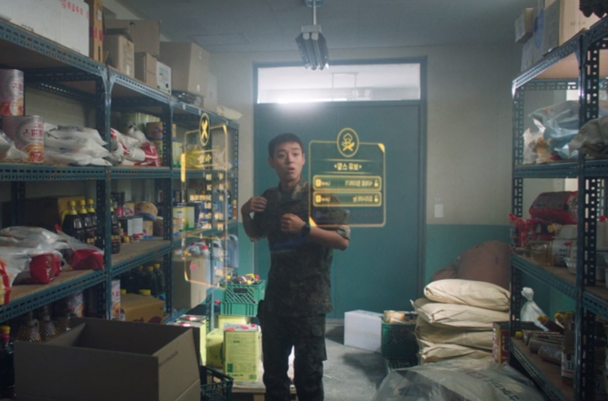 Hound_7's tweet photo. 韓国軍のドラマ『伝説のキッチンソルジャー』を見ている。
主人公は鬱とゲーム依存症の可能性がある新兵さんで、ご飯が美味しくない基地の炊事兵に任命される。
上記の経歴から周りからエース（悪い意味で）扱いされるも美味しい料理で徐々に評価を上げていく。

面白いのは主人公のチート能力。本人は料理経験が無いのだけど、ゲームのような空中に必要な情報が見えるようになりこのサポート能力で助けられていく。ただ情報は本人しか見えないのと、あくまでも料理サポート能力なので、未来が見えるとか超高速で移動できるとかは無い。結構間接的な能力を駆使していくのが面白いのと、軍隊内のエピソードがコミカルに描かれていて面白いなと。（ただチート能力で好みは分かれるかも？）