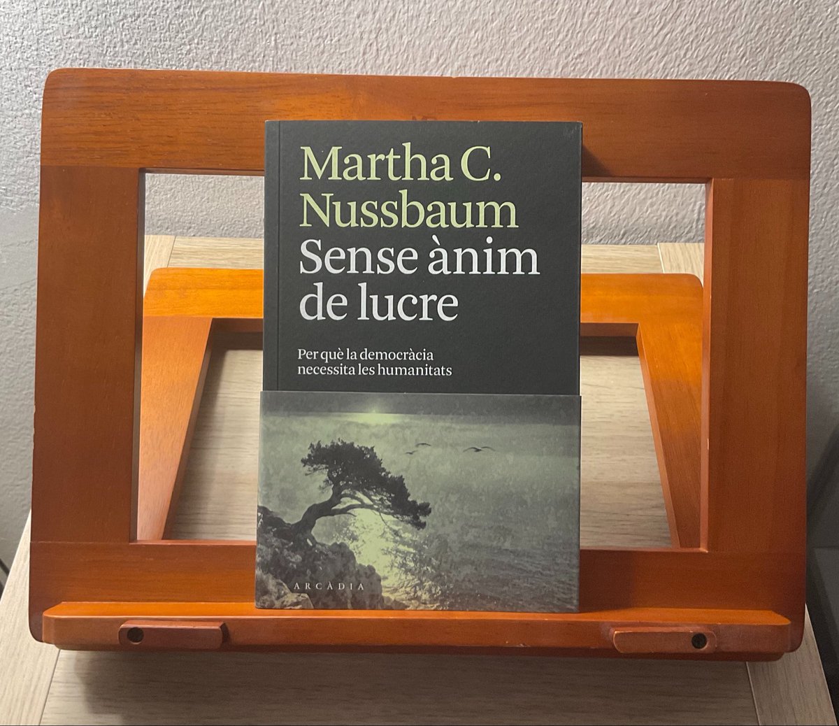 FiloEscola's tweet photo. El vaig llegir de la biblioteca quan era estudiant universitari. Sempre em vaig penedir de no haver-lo adquirit, sobretot perquè ha romàs quinze anys exhaurit. No us podeu ni imaginar l'alegria que em fa que @arcadia_ed n'hagi fet una reimpressió: Retorn a la pedagogia socràtica! https://t.co/iypYjdL4lk