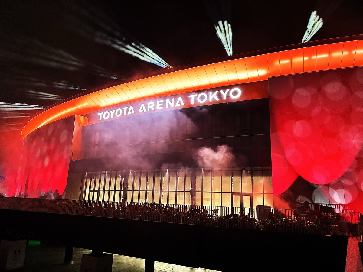 TAT_official_jp's tweet photo. ﹋﹋﹋﹋﹋﹋﹋﹋﹋﹋﹋﹋﹋﹋﹋
　　　　いよいよ明日！
MUSIC AWARDS JAPAN 2026

﹋﹋﹋﹋﹋﹋﹋﹋﹋﹋﹋﹋﹋﹋﹋

グランドセレモニーが行われるTOYOTA ARENA TOKYOは、アリーナ外観も特別仕様に模様替え👀✨

現地では着々と準備が進んでいます！🔥

#MAJ2026　#MUSICAWARDSJAPAN https://t.co/0SwATNLg2V