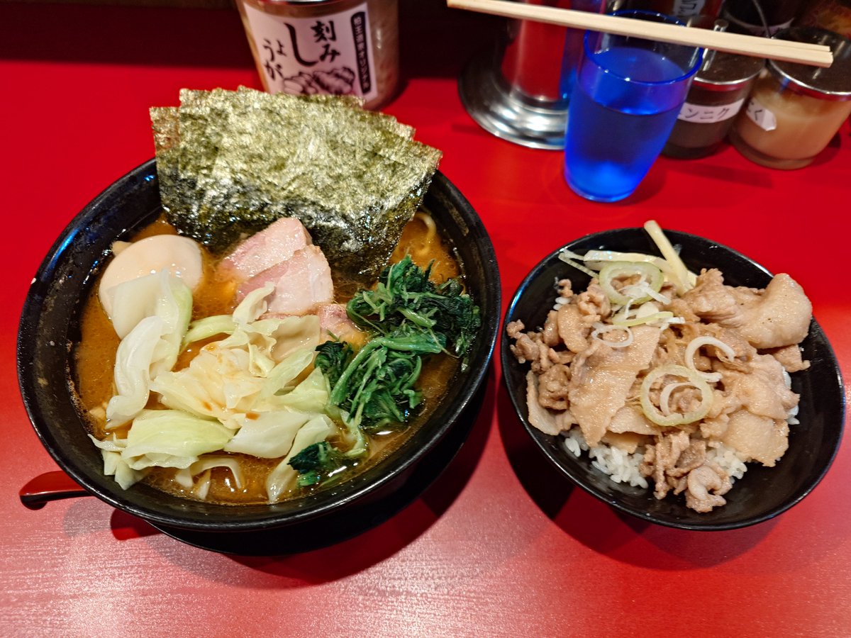 Kuro_clone_'s tweet photo. ばんごはん
並びキツすぎて足が遠のいてた店に数年ぶりの突撃！
開店前の並び50人の列に接続👉👌
何年も前に閉店した店が出してた豚丼のレシピをこの店が引き継いで提供してるから、懐古厨としてはむしろこれメイン笑
並び初めから退店までの時間でフレンチフルコース食えるで🥹 https://t.co/4e987FIdQ8