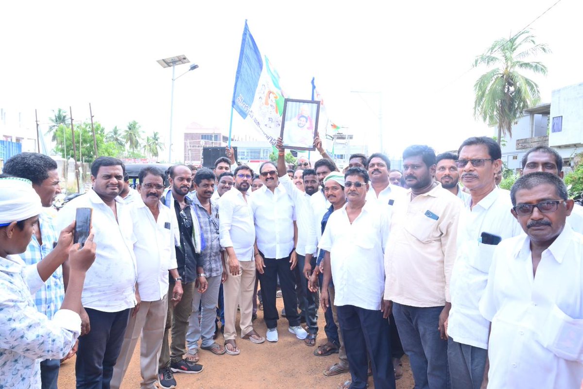 JaganannaCNCTS's tweet photo. ఏలూరు జిల్లా, ఉంగుటూరు  నియోజకవర్గం:-

వైయస్సార్ కాంగ్రెస్ పార్టీ అధ్యక్షులు శ్రీ వైయస్ జగన్ మోహన్ రెడ్డి గారి పిలుపు మేరకు, రాష్ట్రంలో తెలుగుదేశం ప్రభుత్వ రెండేళ్ల పాలనలో ప్రజలకు ఇచ్చిన హామీల అమలులో వైఫల్యాలు, ప్రజావ్యతిరేక విధానాలకు నిరసనగా కార్యక్రమం.

“వెన్నుపోటుకు రెండేళ్లు”  నిరసన కార్యక్రమంలో భాగంగా ఉంగుటూరు మాజీ శాసనసభ్యులు మరియు PAC మెంబర్ శ్రీ పుప్పాల వాసుబాబు గారి ఆధ్వర్యంలో  భువనపల్లి క్యాంపు కార్యాలయం నుండి గణపవరం పోలీస్ ఐలాండ్ వరకు భారీ నిరసన ర్యాలీ నిర్వహించడం జరిగింది.

ఈ సందర్భంగా వాసుబాబు గారు మాట్లాడుతూ రాష్ట్ర చరిత్రలో ఎన్నడూ లేని విధంగా అబద్ధపు హామీలు ఇచ్చి అధికారంలోకి వచ్చిన చంద్రబాబు ప్రభుత్వం, రెండు సంవత్సరాల కాలంలో ప్రజల నమ్మకాన్ని, వారు పెట్టుకున్న ఆశలను పూర్తిగా వమ్ము చేసింది అన్నారు.ఎన్నికల ముందు ఒక మాట, అధికారంలోకి వచ్చిన తర్వాత మరో మాట ,ప్రజలు ఆశించిన పాలన కాకుండా, ప్రచారాలు, ఆర్భాటాలు పాలనను అందిస్తూ రాష్ట్రాన్ని అప్పుల ఊబిలోకి నెట్టింది.

రైతులకు అండగా ఉంటామని చెప్పి రైతులను అప్పుల ఊబిలోకి నెట్టేస్తున్నారు, అన్నదాత ఆక్రందనలు తిలకించే నాధుడే లేడు. యువతకు ఉద్యోగాలు ఇస్తామని చెప్పి నిరుద్యోగులను రోడ్డుకు లాగేశారు. ఇచ్చినా ఒక్క డీఎస్సీలో కూడా అక్రమాలు జరిగాయి అన్నారు.

మహిళలకు ఆర్థిక భరోసా కల్పిస్తామని చెప్పి హామీలను గాలికొదిలేసింది. పేదలకు సంక్షేమం అందిస్తామని చెప్పి సంక్షేమ పథకాలకు కోతలు విధించింది."సూపర్ సిక్స్" పేరుతో ప్రజలను నమ్మించి అధికారంలోకి వచ్చి, ఇప్పుడు ఆ హామీల గురించి మాట్లాడటానికే వెనుకాడుతున్నారు. 

ఈ రెండు సంవత్సరాల కాలంలో రాష్ట్రంలో అభివృద్ధి కంటే అరాచకాలు పెరిగాయి. ప్రజా సమస్యలను పరిష్కరించడంలో విఫలమైన ప్రభుత్వం ప్రతిపక్షాలపై కక్షసాధింపు రాజకీయాలకు దిగుతోంది. ఇది ప్రజల కోసం పనిచేసే ప్రభుత్వం కాదు ప్రచారం కోసం పనిచేసే ప్రభుత్వం. ఇది హామీల ప్రభుత్వం కాదు మోసాల ప్రభుత్వం.  ప్రజల విశ్వాసానికి వెన్నుపోటు పొడిచిన ప్రభుత్వం అని అన్నారు.

చంద్రబాబు పాలన అంటే అభివృద్ధి పేరుతో ప్రచారం, హామీల పేరుతో మోసం, ప్రజల నమ్మకానికి వెన్నుపోటు పొడిచే పరిపాలనకు నిదర్శనం. ఎన్నికల సమయంలో ప్రజలకు ఇచ్చిన హామీలు అధికారంలోకి వచ్చిన తర్వాత గాలికొదిలేయడం చంద్రబాబు అలవాటుగా మారిందన్నారు.

ప్రజలు అన్నింటినీ గమనిస్తున్నారని ఎన్నికల ముందు చెప్పిన మాటలకు, అధికారంలో చేసిన పనులకు మధ్య ఉన్న వ్యత్యాసాన్ని ప్రజలు అర్థం చేసుకుంటున్నారు. ప్రజల నమ్మకాన్ని ద్రోహం చేసిన కూటమి ప్రభుత్వానికి ప్రజలే తగిన సమయంలో తీర్పు చెబుతారు.

ఈ కార్యక్రమంలో నాయకులు, కార్యకర్తలు, ఎంపీటీసీ మరియు జడ్పిటిసి సభ్యులు వివిధ అనుబంధ విభాగాలు, మండల, గ్రామ, బూత్  కన్వీనర్స్ మరియు గ్రామ కమిటీ అధ్యక్షులు భారీ ఎత్తున పాల్గొన్నారు.

#2YearsForCBNBackStabbing #CBNJungleRaj #MosagaduBabu #JaganannaConnects