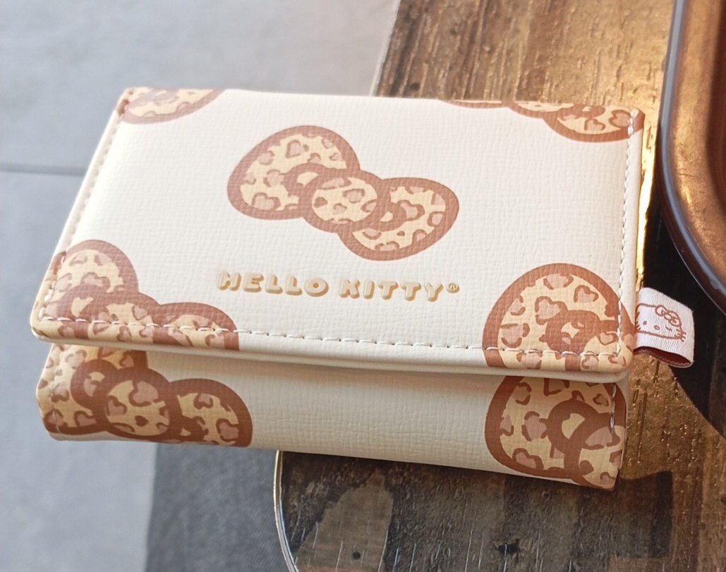SeoDa24's tweet photo. Nueva cartera hello Kitty choni https://t.co/M7zZHYh63P