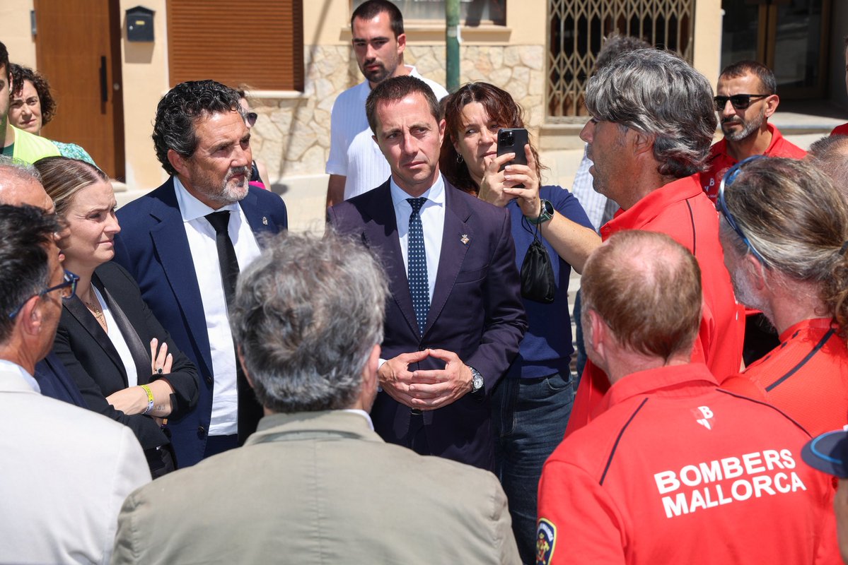 Ll_Galmes's tweet photo. Sentit minut de silenci a l' Ajuntament de @_Calvia en memòria de les víctimes del tràgic incendi ocorregut a Magaluf ahir. Consternat per la pèrdua de dues vides en aquest succés tan dolorós. 

Tot el meu afecte i suport a les famílies i amistats de les víctimes, així com a totes les persones que s'han vist afectades per aquesta tragèdia.