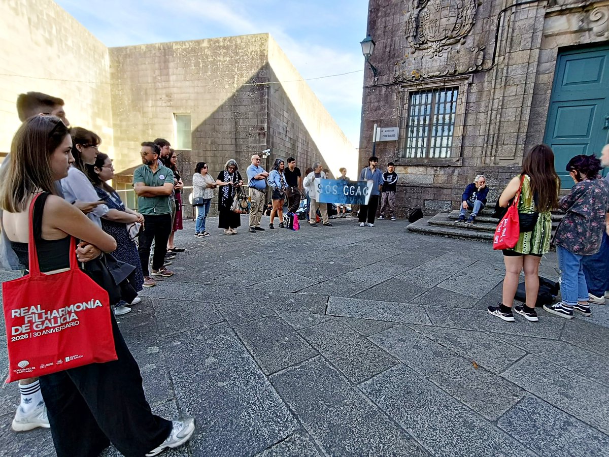 galizaCIG's tweet photo. 🔌Crónica dun enchufe anunciado: como a Xunta adaptou a praza da dirección do #CGAC á súa candidata
🔴Esta mañá celebrouse un encontro sectorial da #Arte galega, diante do centro, baixo o lema “Nun museo público, o público tamén importa” , para manifestar o seu rexeitamento a este nomeamento
👉https://t.co/BppfdmChUf