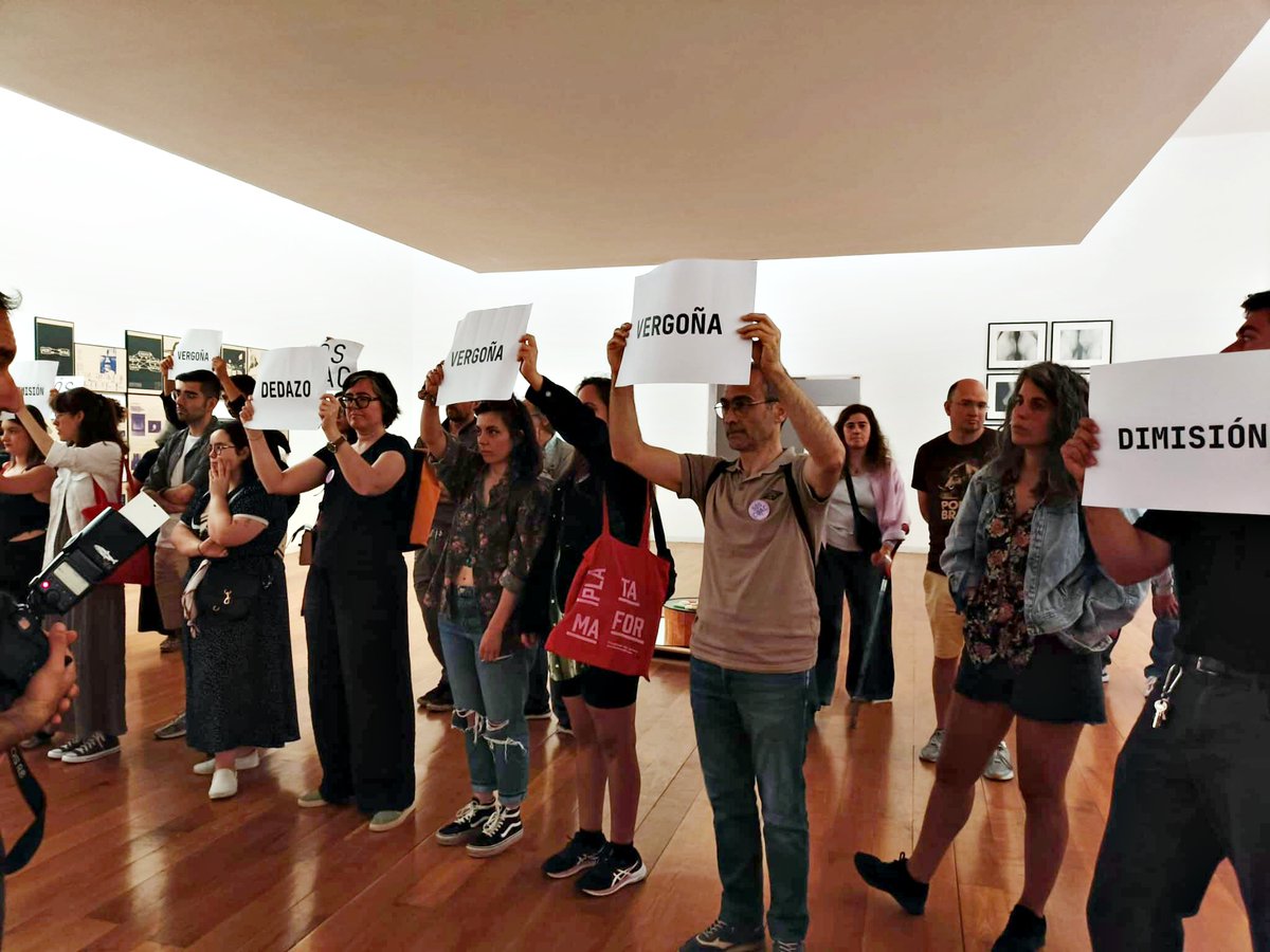 galizaCIG's tweet photo. 🔌Crónica dun enchufe anunciado: como a Xunta adaptou a praza da dirección do #CGAC á súa candidata
🔴Esta mañá celebrouse un encontro sectorial da #Arte galega, diante do centro, baixo o lema “Nun museo público, o público tamén importa” , para manifestar o seu rexeitamento a este nomeamento
👉https://t.co/BppfdmChUf