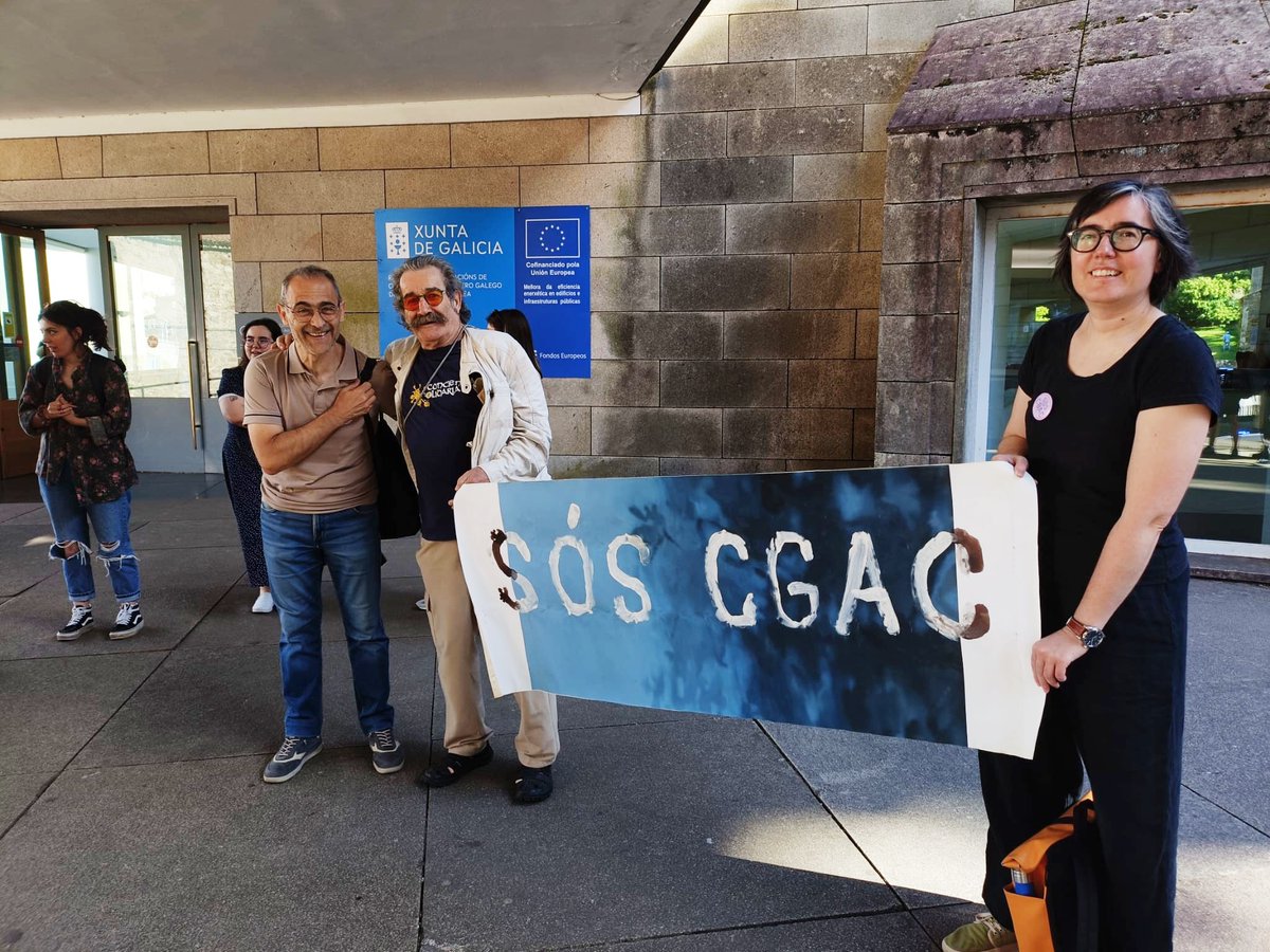 galizaCIG's tweet photo. 🔌Crónica dun enchufe anunciado: como a Xunta adaptou a praza da dirección do #CGAC á súa candidata
🔴Esta mañá celebrouse un encontro sectorial da #Arte galega, diante do centro, baixo o lema “Nun museo público, o público tamén importa” , para manifestar o seu rexeitamento a este nomeamento
👉https://t.co/BppfdmChUf