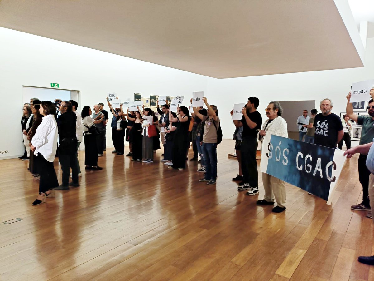 galizaCIG's tweet photo. 🔌Crónica dun enchufe anunciado: como a Xunta adaptou a praza da dirección do #CGAC á súa candidata
🔴Esta mañá celebrouse un encontro sectorial da #Arte galega, diante do centro, baixo o lema “Nun museo público, o público tamén importa” , para manifestar o seu rexeitamento a este nomeamento
👉https://t.co/BppfdmChUf