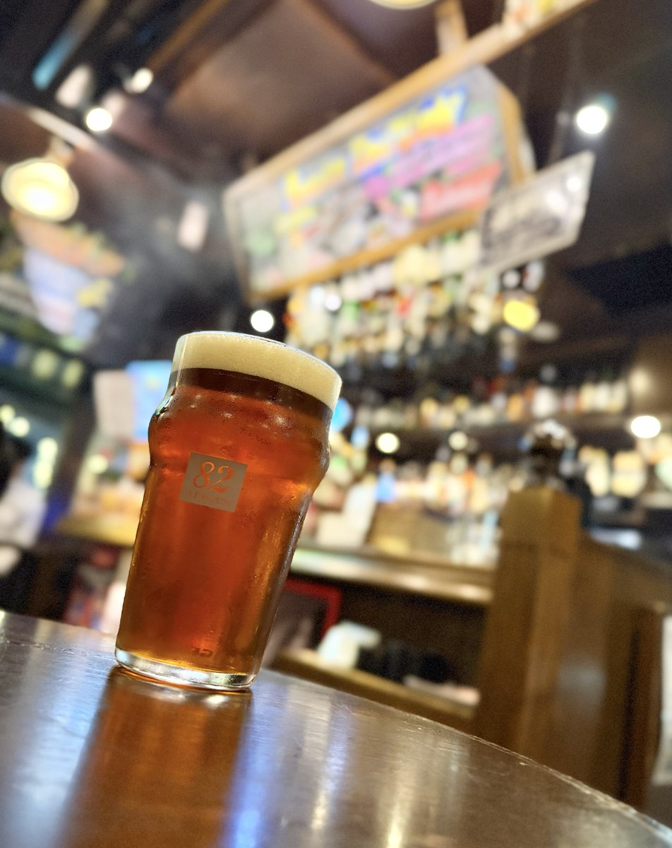 mineban's tweet photo. 82(エイティトゥ)築地店❗️素敵な笑顔と共にハンドポンプで注がれた82リアルエールは最高のご褒美🥰今日のいろいろも一緒に飲み干しております🎶 https://t.co/JjO2TsC9Nt