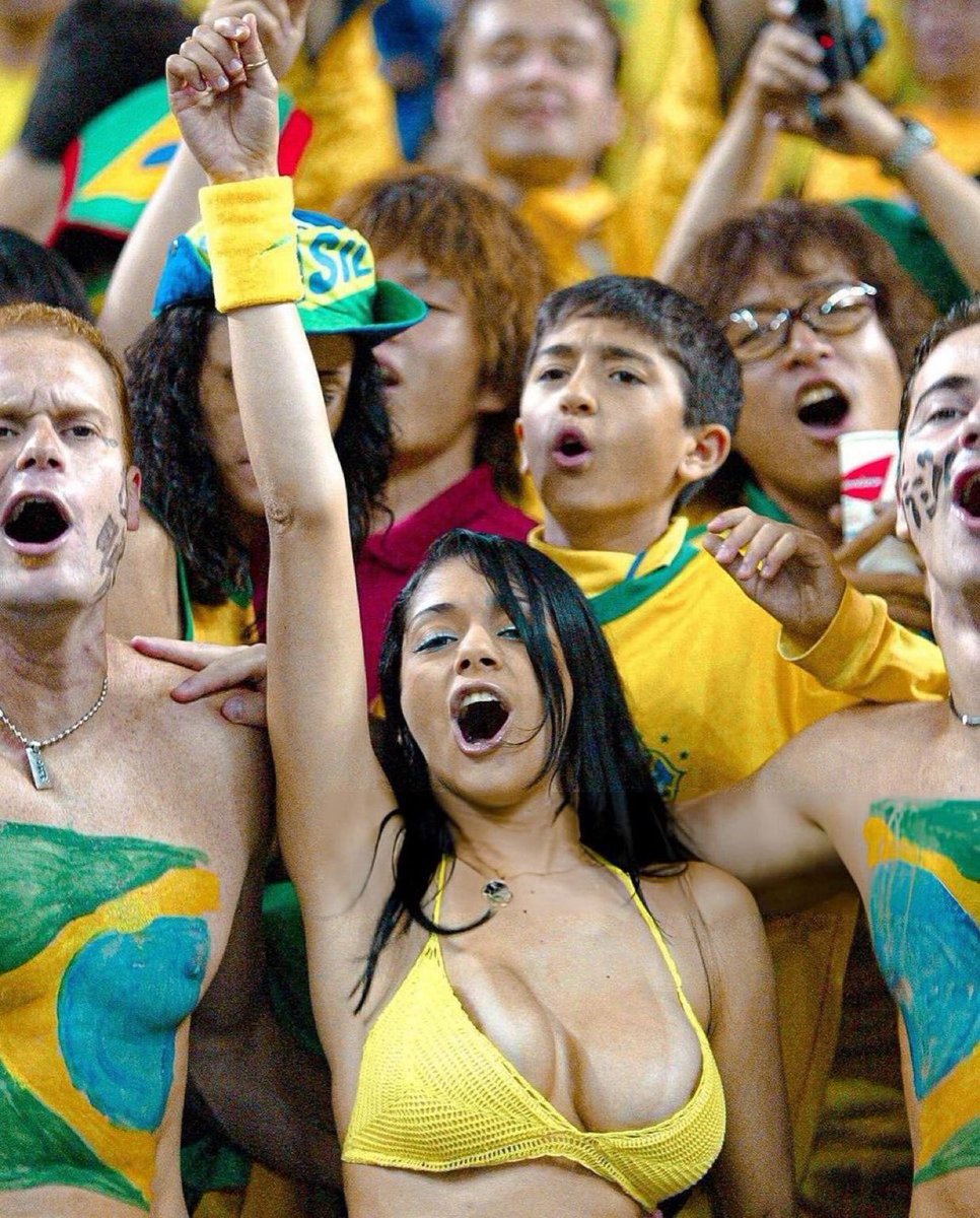 Blue_naturee's tweet photo. Portugal girls are okay but Brazilian girls hits different 🇧🇷🇵🇹 #Worldcup https://t.co/7eeURkJ7Xb