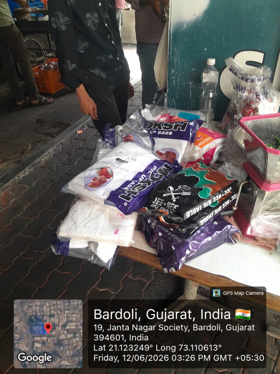 Co_bardolinp's tweet photo. "સ્વચ્છ ગુજરાત, પ્લાસ્ટિક ફ્રી ગુજરાત" અંતર્ગત તા.૧૨/૦૬/૨૦૨૬ ના રોજ બારડોલી નગરપાલિકાના આરોગ્ય વિભાગના સેનેટરી ઇન્સ્પેક્ટરશ્રી, SBM કર્મચારી અને સુપરવાઇઝર સાથે પાલિકા બજાર વિસ્તારમાં આવેલ દુકાનોમાં પ્રતિબંધિત પ્લાસ્ટિકનો વપરાશ કરતા ઇસમો પાસે દંડ વસૂલ કરવામાં આવ્યો.#SBMGujarat https://t.co/16W5KW2cf0