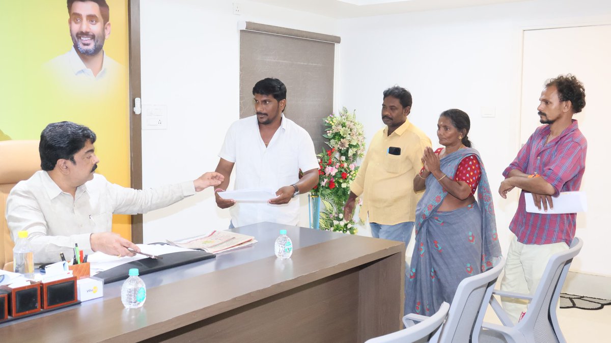 IamBondaUma's tweet photo. 64వ డివిజన్ కండ్రిక ప్రాంతంలో నివాసముంటున్న శ్రీమతి బోదాటి జయలక్ష్మి గారి భర్త శ్రీ బోదాటి వెంకట రమణ గారు అనారోగ్య కారణాలతో ఈ ఏడాది ఏప్రిల్ 22వ తేదీన మరణించారు. కుటుంబ పెద్దను కోల్పోయి తీవ్ర ఆర్థిక ఇబ్బందులు ఎదుర్కొంటున్న జయలక్ష్మి గారు సహాయం కోసం నన్ను ఆశ్రయించగా, https://t.co/3YnMTRqOne