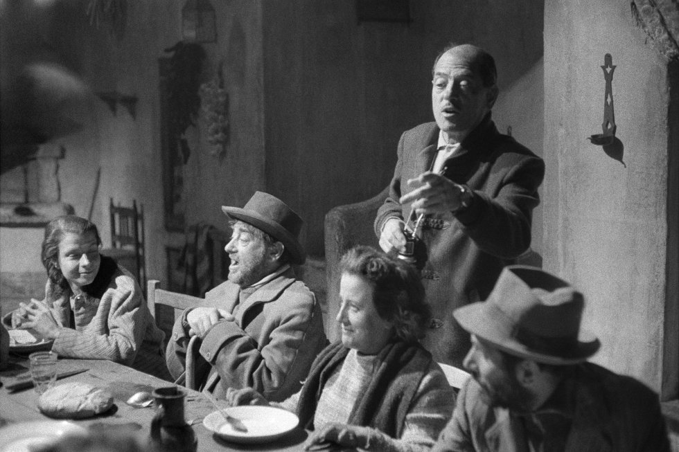 CanetCinema's tweet photo. Luis Buñuel, captured through the lens of Ramón Masats while directing a scene in Viridiana