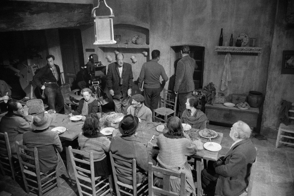 CanetCinema's tweet photo. Luis Buñuel, captured through the lens of Ramón Masats while directing a scene in Viridiana
