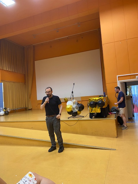 Anpecantabria's tweet photo. 🌐 ANPE 🇵🇱 EN LOS CENTROS 🚗

Estamos en el CEIP Antonio Mendoza y asistimos a su cuarta gala del cine escolar “ Antoñitos de oro”, protagonizada por el alumnado de tercer ciclo.

#ANPEcontigo #1docente1000futuros #elvalordelaprofesióndocente https://t.co/TaJvtpZGFb