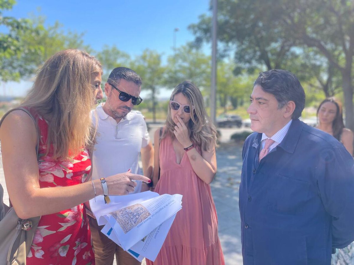 JMDHortaleza's tweet photo. 📣Mejoramos la seguridad vial de peatones y conductores en el barrio de #Valdebebas 

✅El concejal @davidperez junto a la directora general de Movilidad han visitado hoy la calle de Juan Antonio Samarcah para analizar in situ los principales puntos negros de accidentalidad https://t.co/TtrEXpnrPS