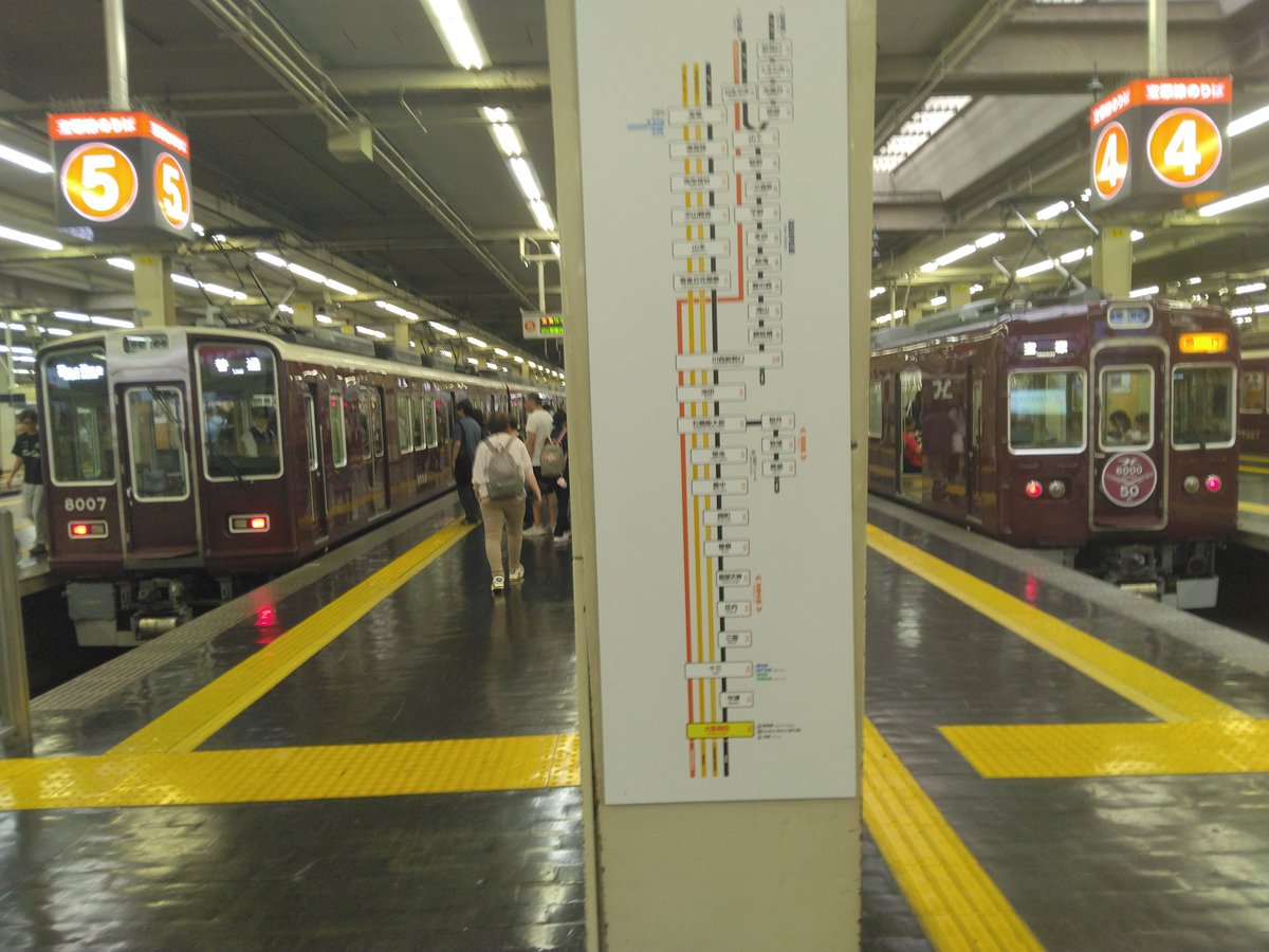 FM80210's tweet photo. 明日から停車位置が14m後退する宝塚線ホーム。
特に画像の3編成の停車シーンは貴重になっていく模様。
8007×8、宝塚線での運用はこれで見納めになっていくのか？ https://t.co/hMbXLWLMpy