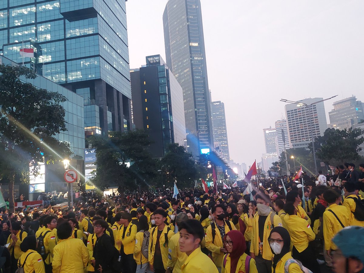 dosenkesmas's tweet photo. Live dari depan UOB https://t.co/RBruWMlmtH