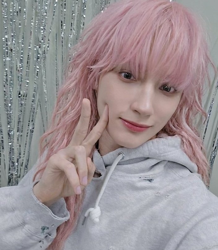 휴닝카이 is the STANDARD tweet media
