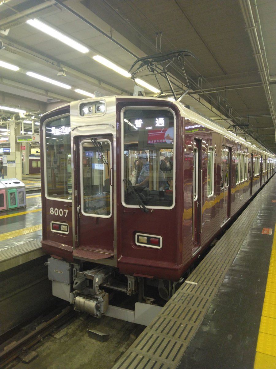 FM80210's tweet photo. 明日から停車位置が14m後退する宝塚線ホーム。
特に画像の3編成の停車シーンは貴重になっていく模様。
8007×8、宝塚線での運用はこれで見納めになっていくのか？ https://t.co/hMbXLWLMpy