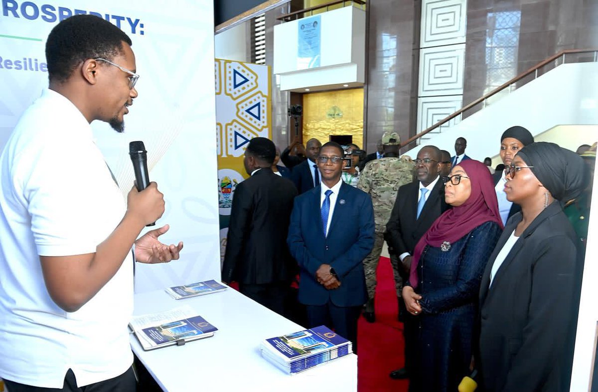 Aduiwayanga's tweet photo. Rais wa Jamhuri ya Muungano wa Tanzania, Mhe. Dkt. Samia Suluhu Hassan akikagua mabanda ya maonesho katika Maadhimisho ya miaka 60 ya Benki Kuu ya Tanzania yaliyofanyika katika Kituo cha Mikutano cha Kimataifa cha Julius Nyerere (JNICC), Jijini Dar es Salaam tarehe 12 Juni, 2026. https://t.co/rkxdZvIpYw