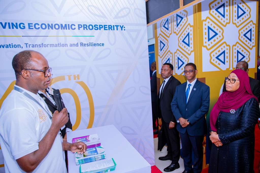 Aduiwayanga's tweet photo. Rais wa Jamhuri ya Muungano wa Tanzania, Mhe. Dkt. Samia Suluhu Hassan akikagua mabanda ya maonesho katika Maadhimisho ya miaka 60 ya Benki Kuu ya Tanzania yaliyofanyika katika Kituo cha Mikutano cha Kimataifa cha Julius Nyerere (JNICC), Jijini Dar es Salaam tarehe 12 Juni, 2026. https://t.co/rkxdZvIpYw