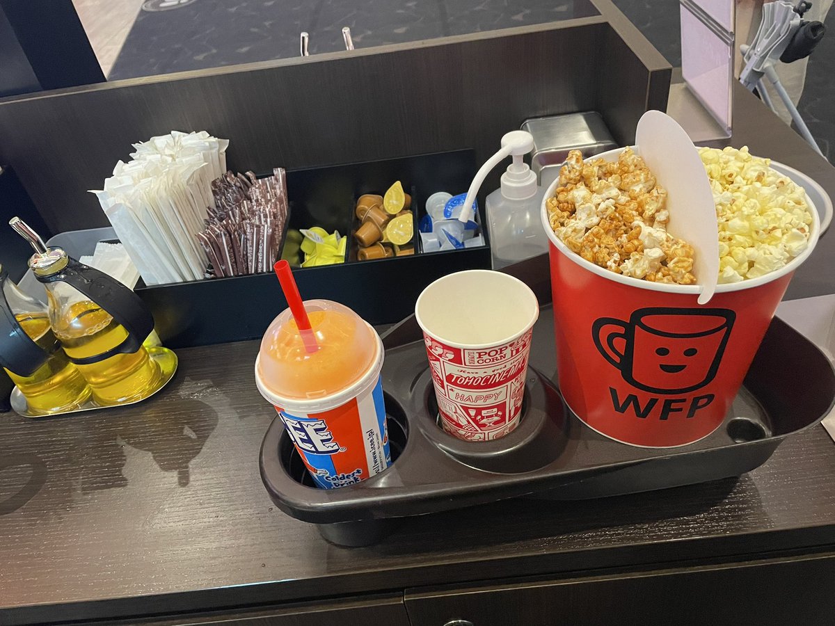 _f5_dernier's tweet photo. #にじTOHO
早速ミュージカル組さん達見に来た！
見る映画はマイケル！！
前気になって飲まなかったICEEも飲んだ！！期間中気になる映画は全部TOHOシネマズさんで見る！！ https://t.co/NZxfwFiMpN