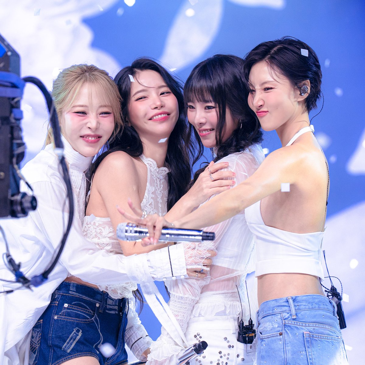 DragonKazoo77's tweet photo. Love the way they looked at the camera and smiled. My MAMAMOO family🫂 https://t.co/yFjiqsIIwK
