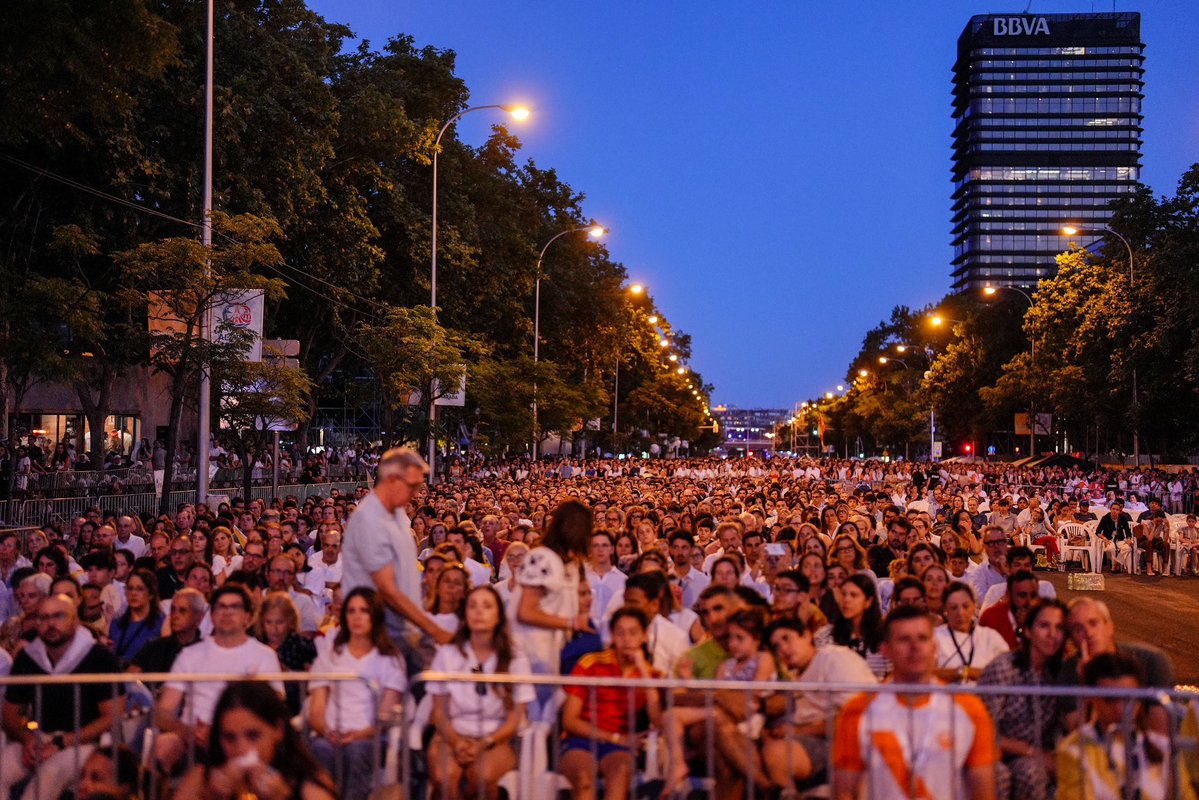 Hgserrano's tweet photo. La fraternidad de Madrid.
La solemnidad de Barcelona.
La solidaridad de Canarias.

🇻🇦Esta semana le hemos vuelto a demostrar al mundo que seguimos siendo un gran país 🇪🇸 https://t.co/Cmc96W6hkf