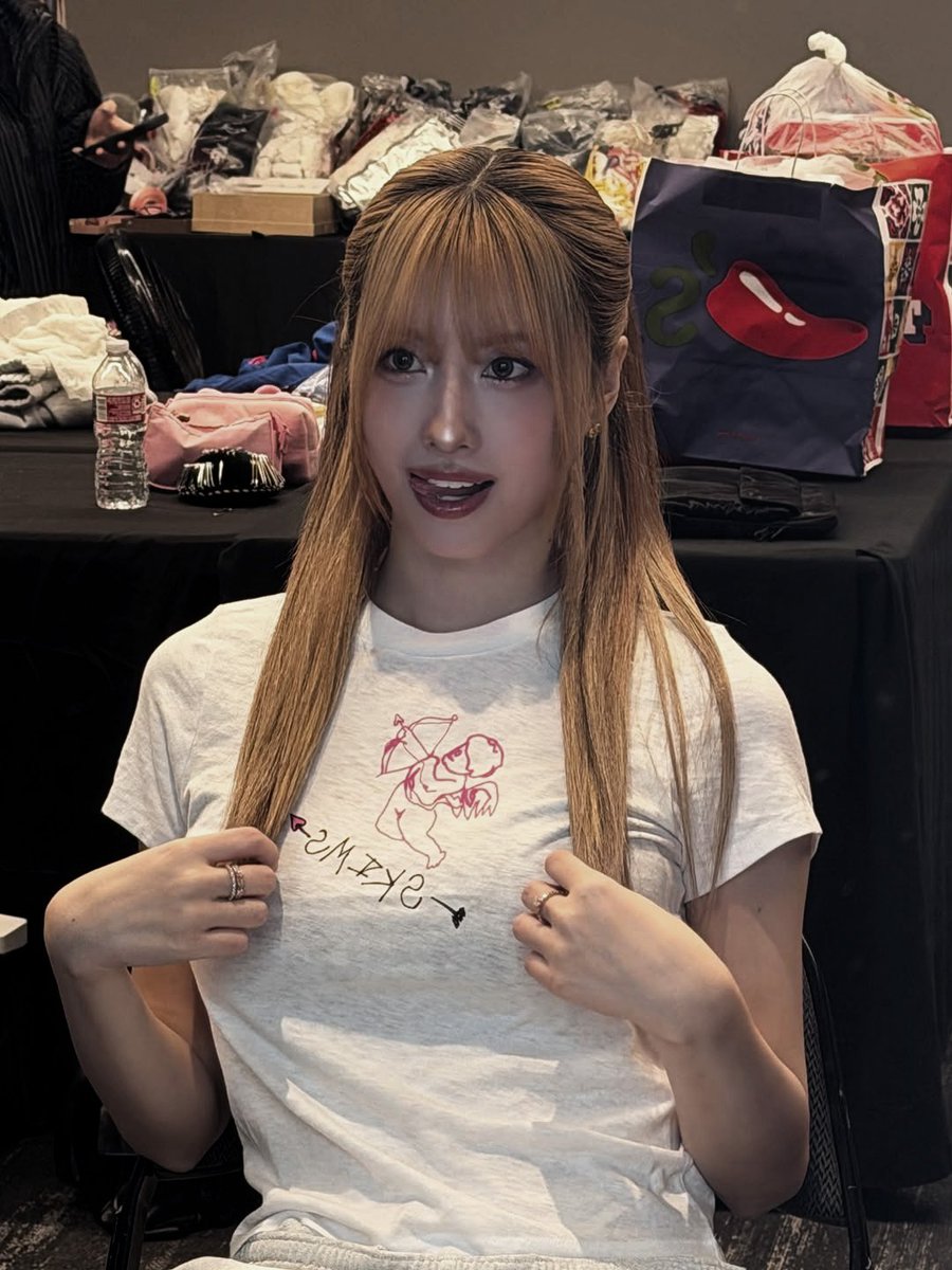 airaimomo's tweet photo. someone   tell    me    how    i    am
supposed   to   not   feel   cute   in
this  hairstyle?  pretty  sure  i  had 
way  too  much  sugar  today  and 
it’s    start        showing. https://t.co/1ClblRag4T